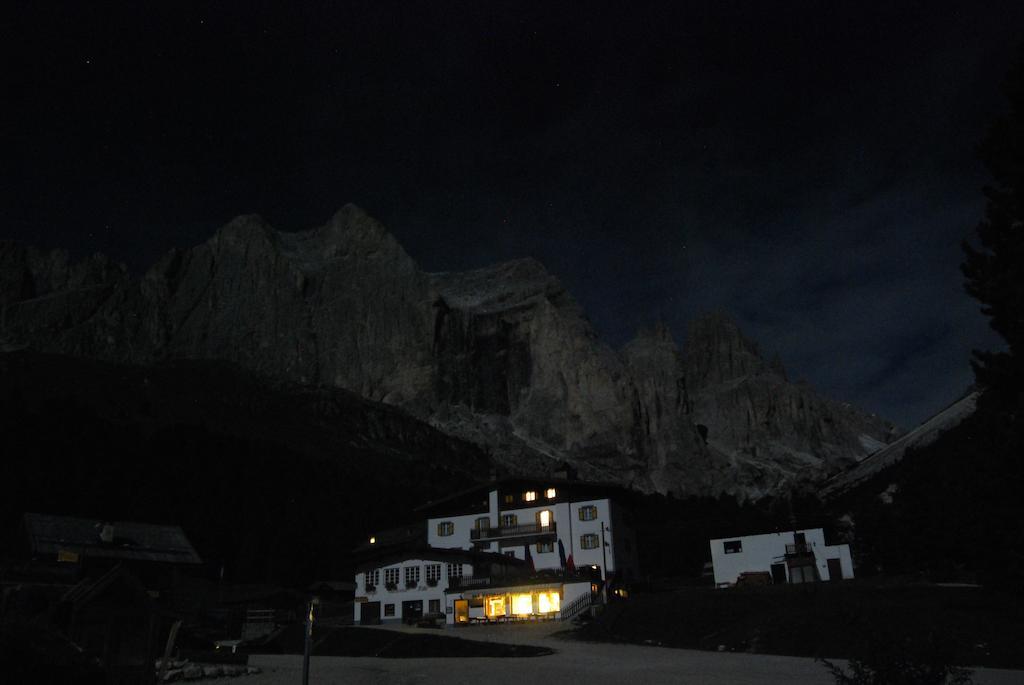 Rifugio Gardeccia Hutte Hotel Pozza di Fassa Buitenkant foto